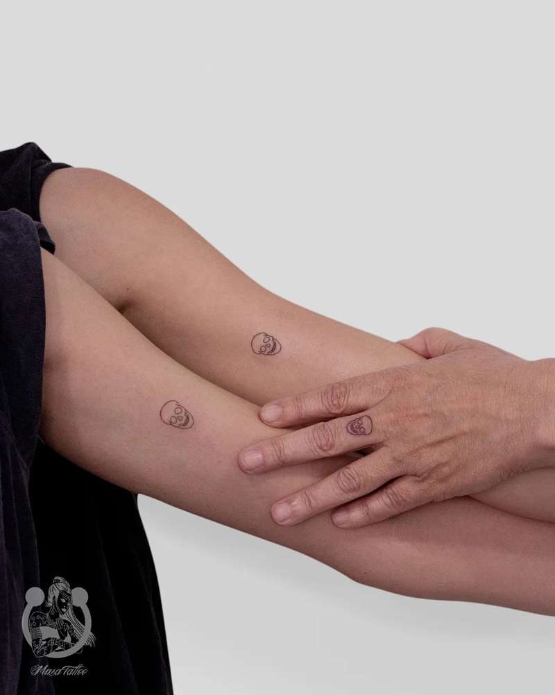 Tatuajes pequeños en pareja: calaveras