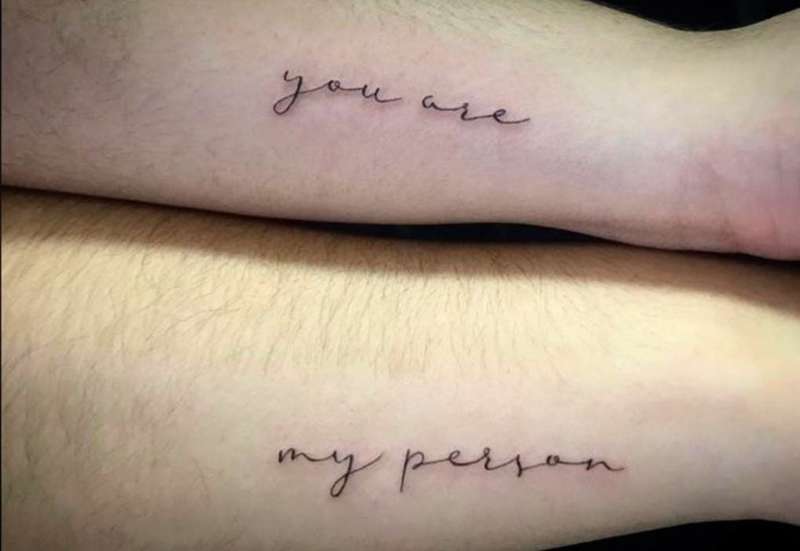 Tatuajes para parejas pequeños: frases a medias