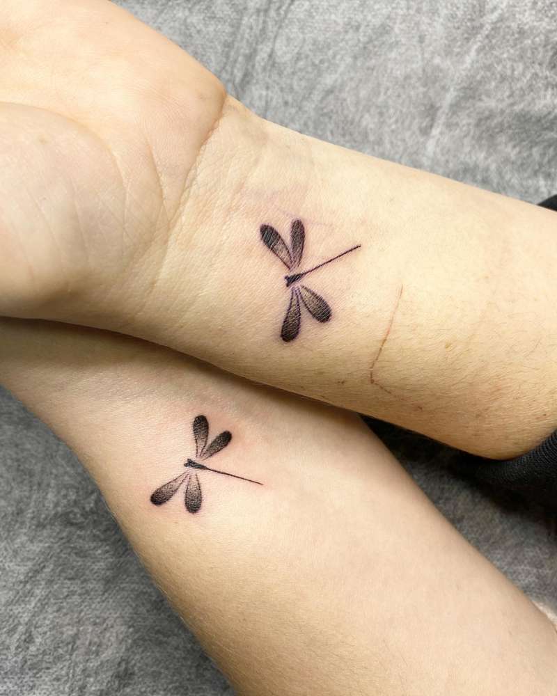 Tatuajes para parejas pequeños: libélulas