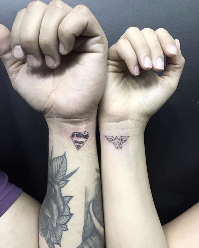 Tatuajes para parejas pequeños: superhéroes