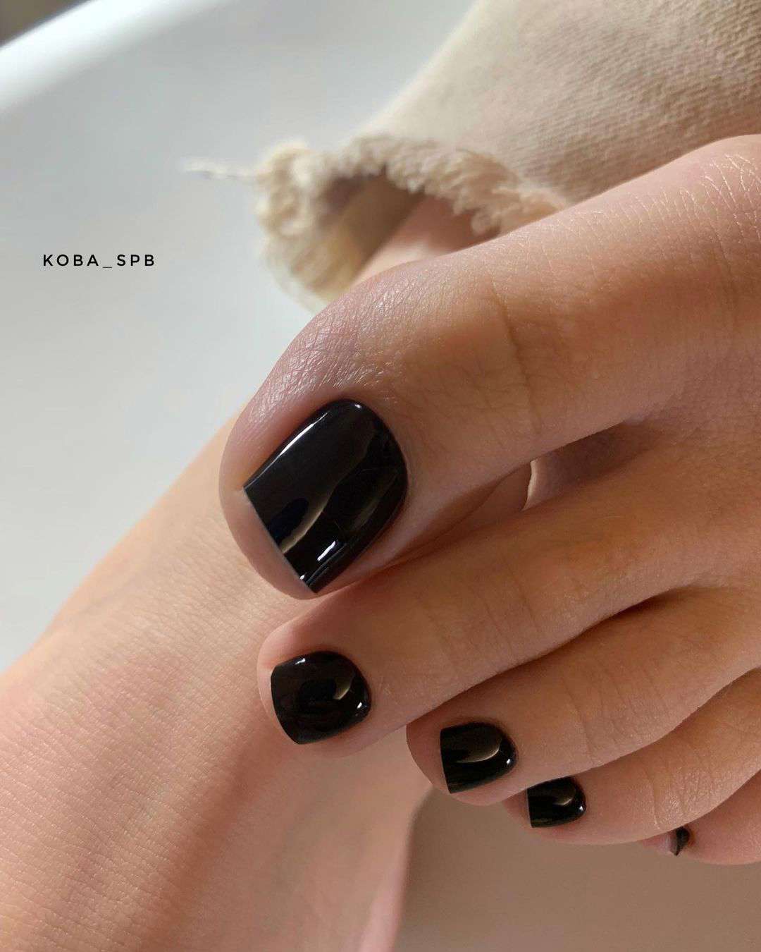 5 colores para uñas de los pies que rejuvenecen: negro