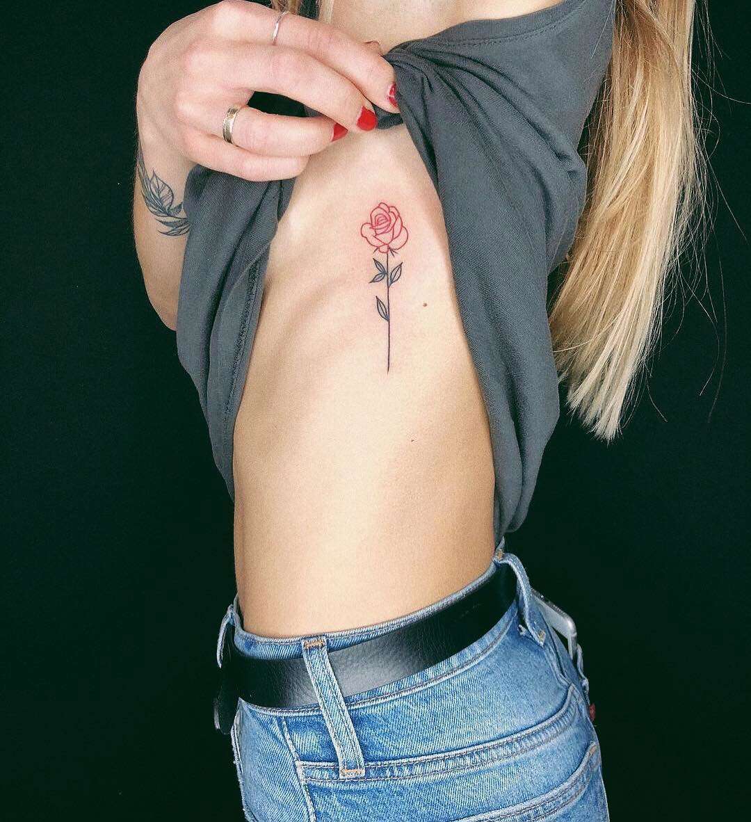 Tatuaje rosa minimalista
