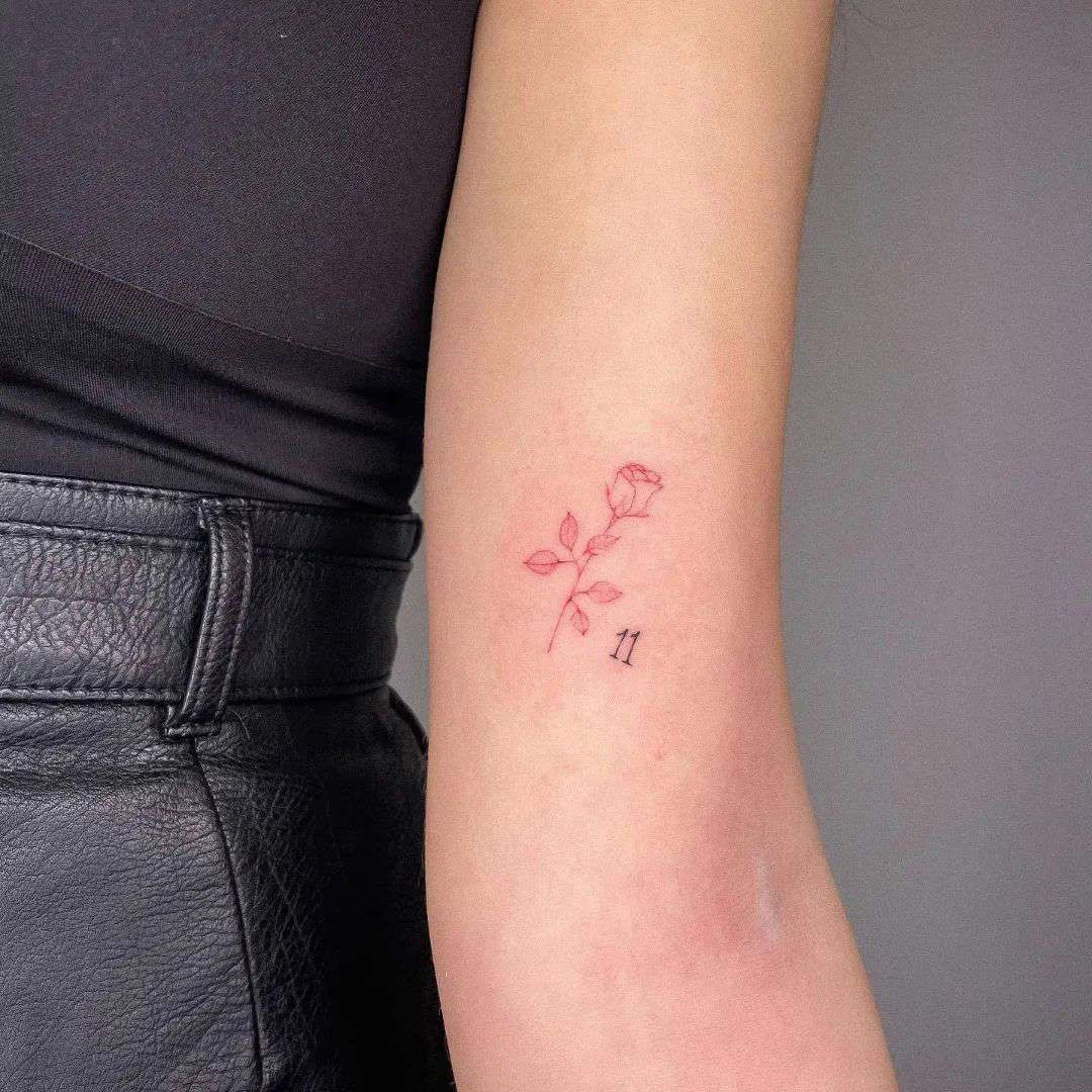 Tatuaje rosa minimalista 