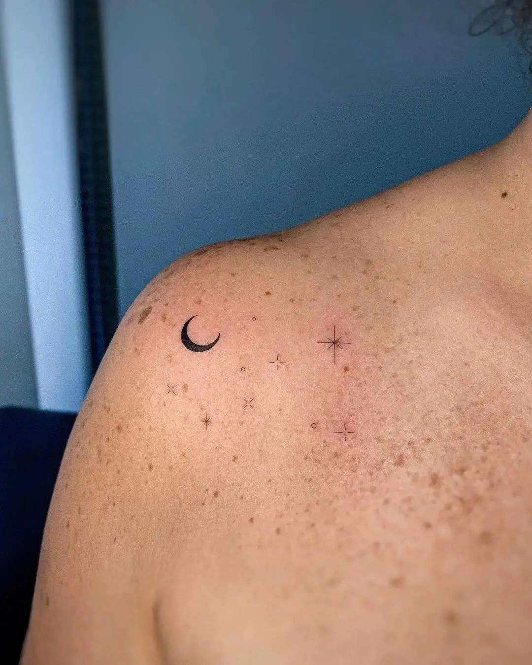 Tatuaje sol y luna minimalista 