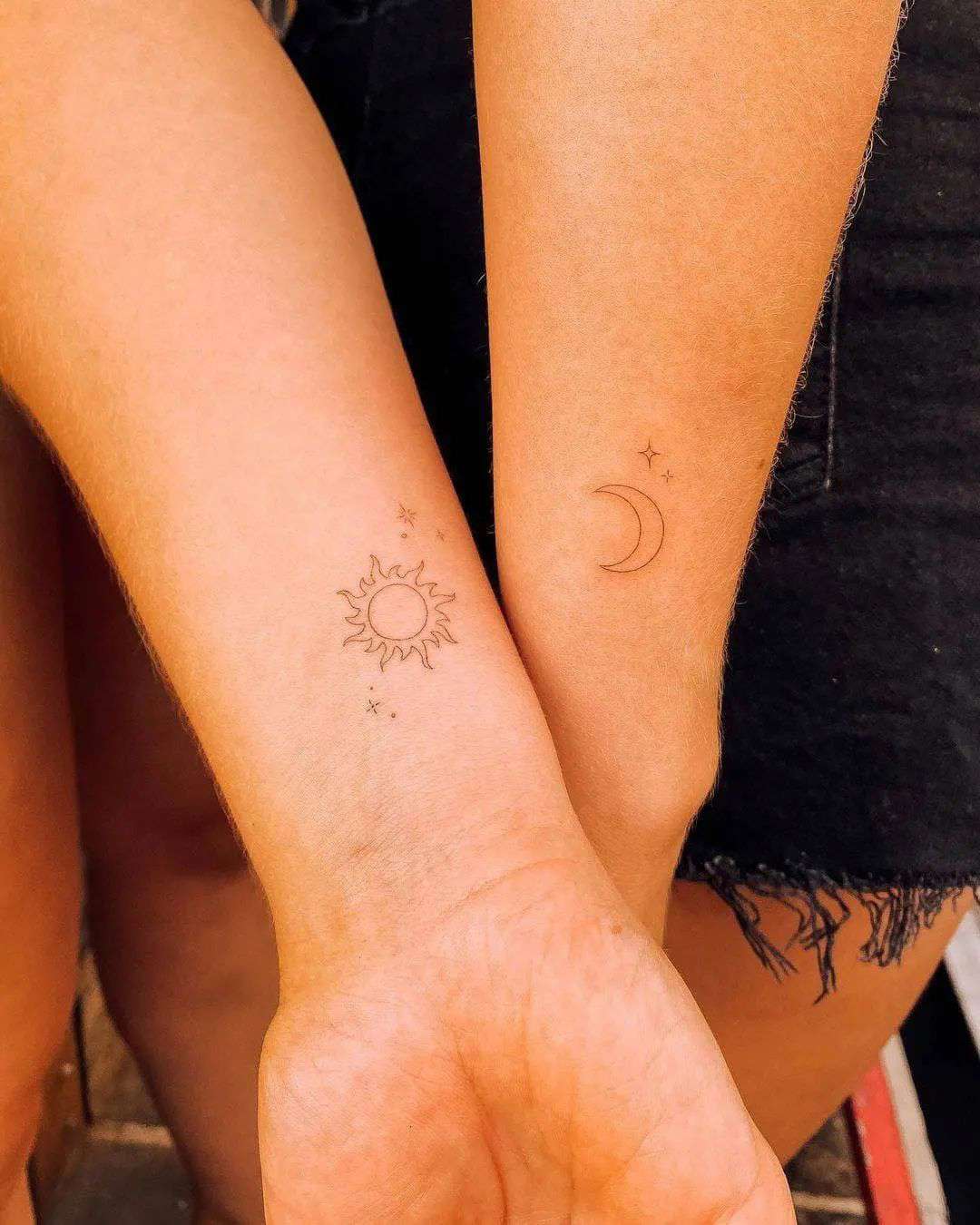 Tatuaje sol y luna minimalista