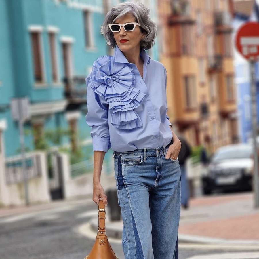 Las influencers +50 están agotando la camisa de Sfera más elegante y atrevida que pega con jeans modernos