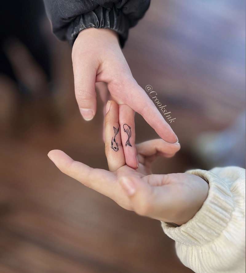 Tatuajes de unión madre e hija: en los dedos