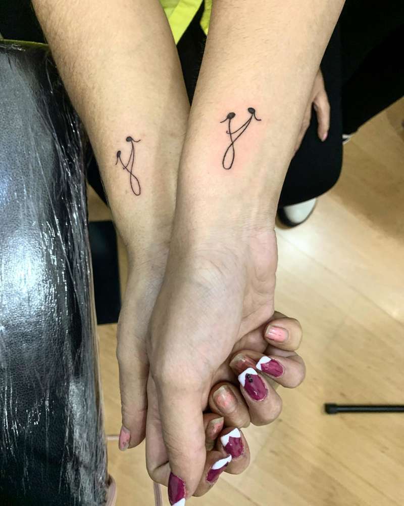 Tatuajes de unión madre e hija: minimalista
