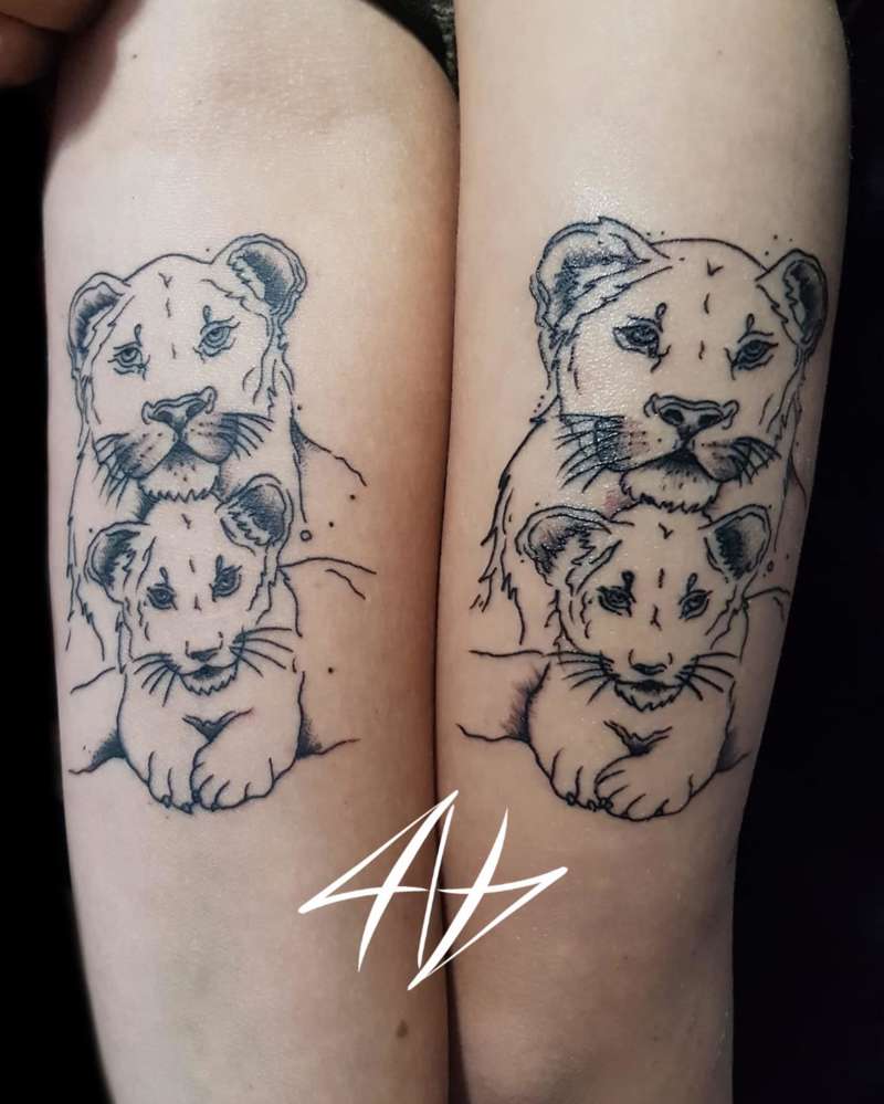Tatuajes madre e hija originales: leonas