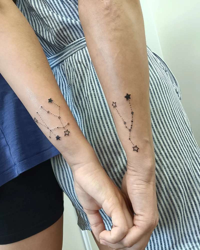 Tatuajes para madre e hija: constelaciones