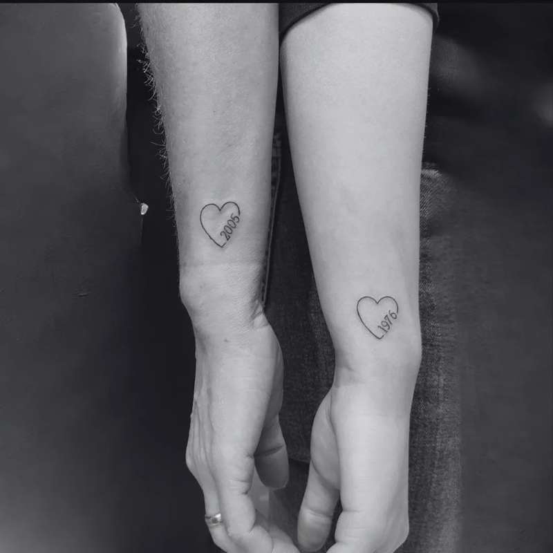 Tatuajes para madre e hija: corazones y fechas