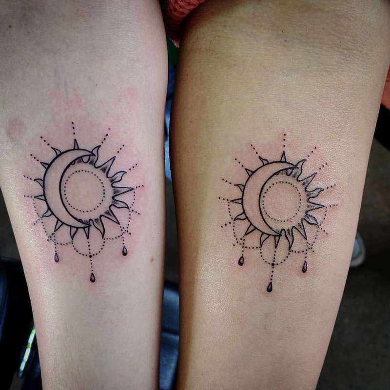 Tatuajes para madre e hija: eclipse