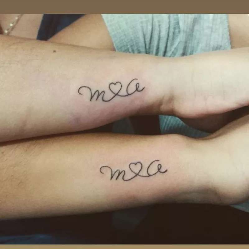 Tatuajes para madre e hija: iniciales