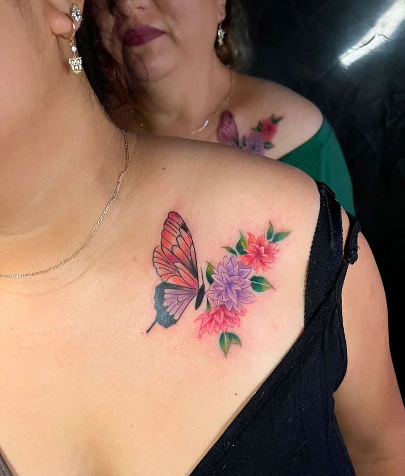 Tatuajes para madre e hija: mariposas y flores