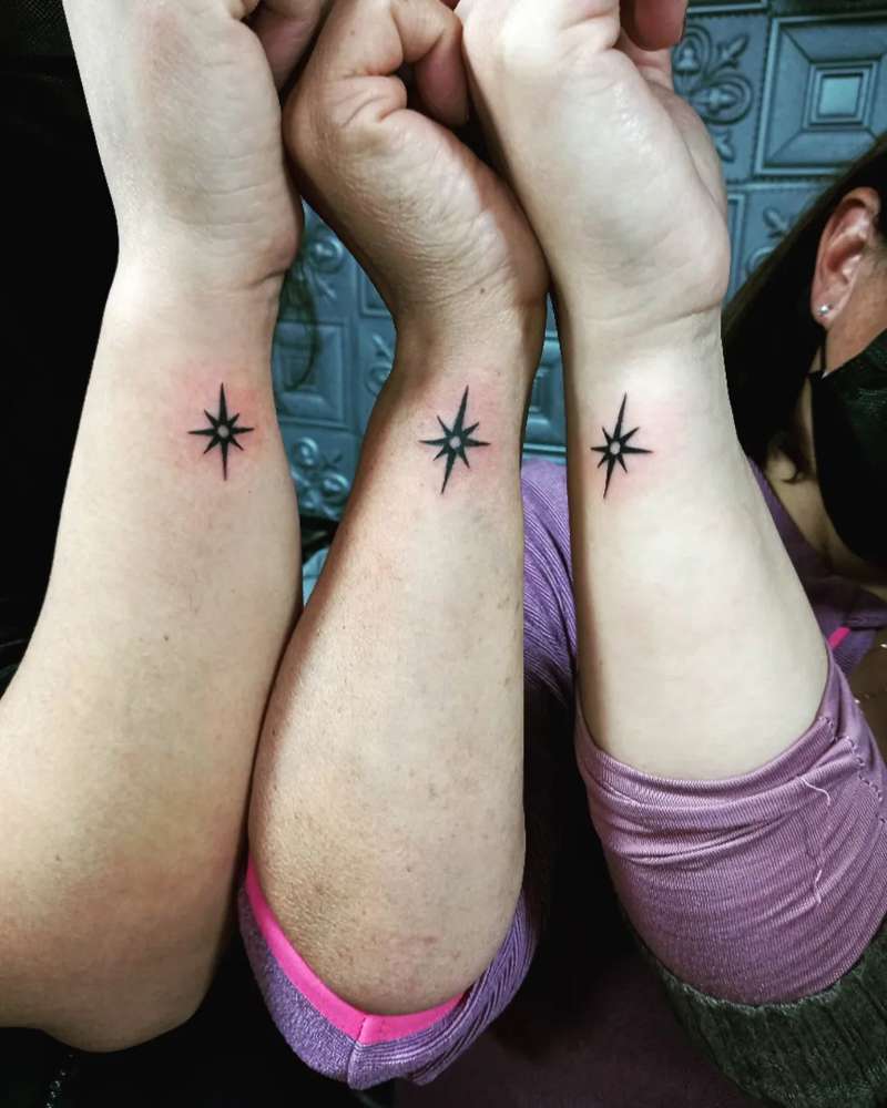 Tatuajes para madre y 2 hijos: estrellas