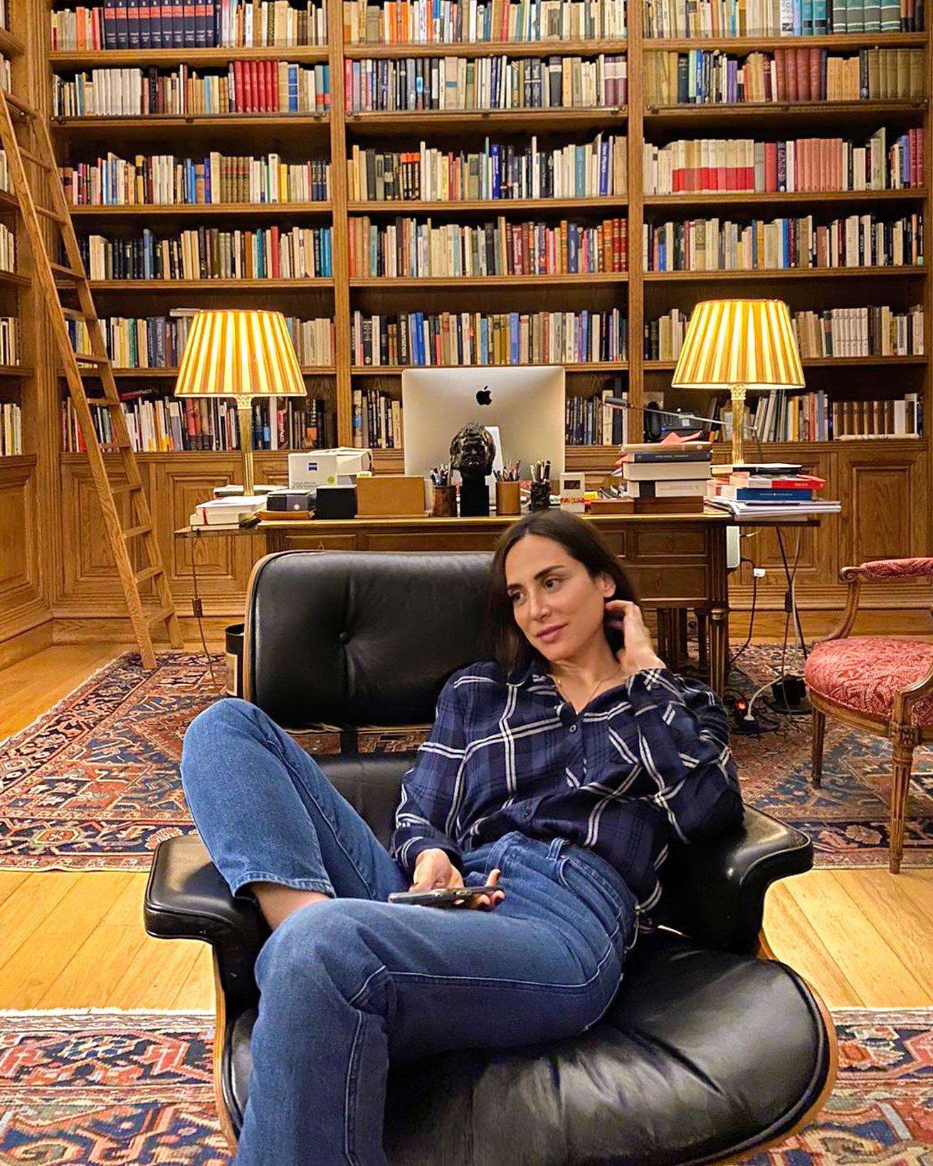 Tamara Falcó en la gran biblioteca de Villa Meona.