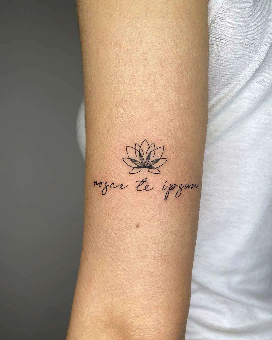 Flor de loto tatuaje minimalista 