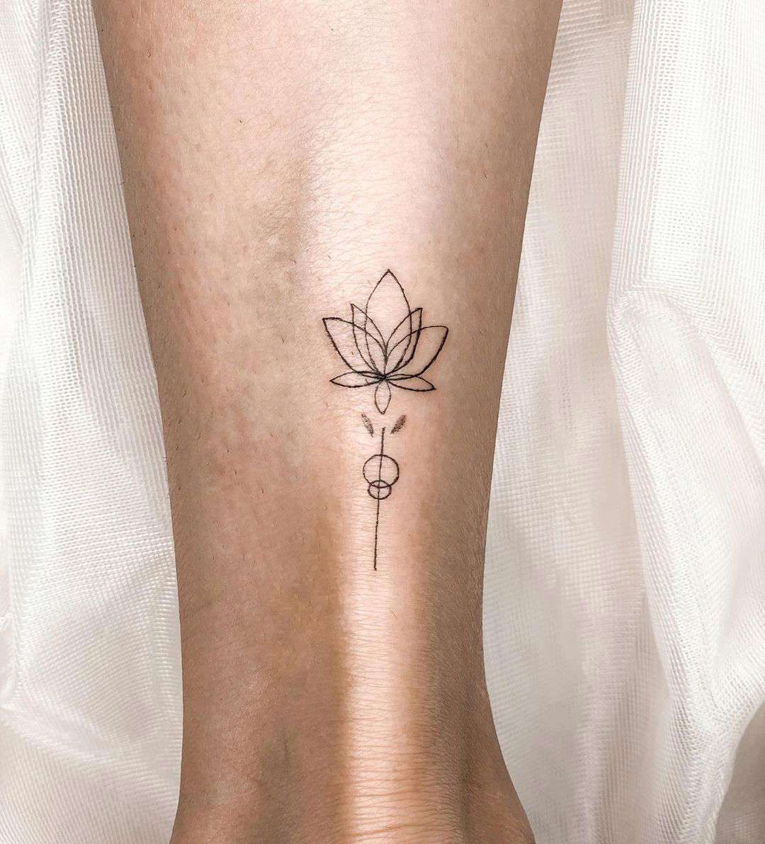 Flor de loto tatuaje minimalista: 15 ideas de inspiración