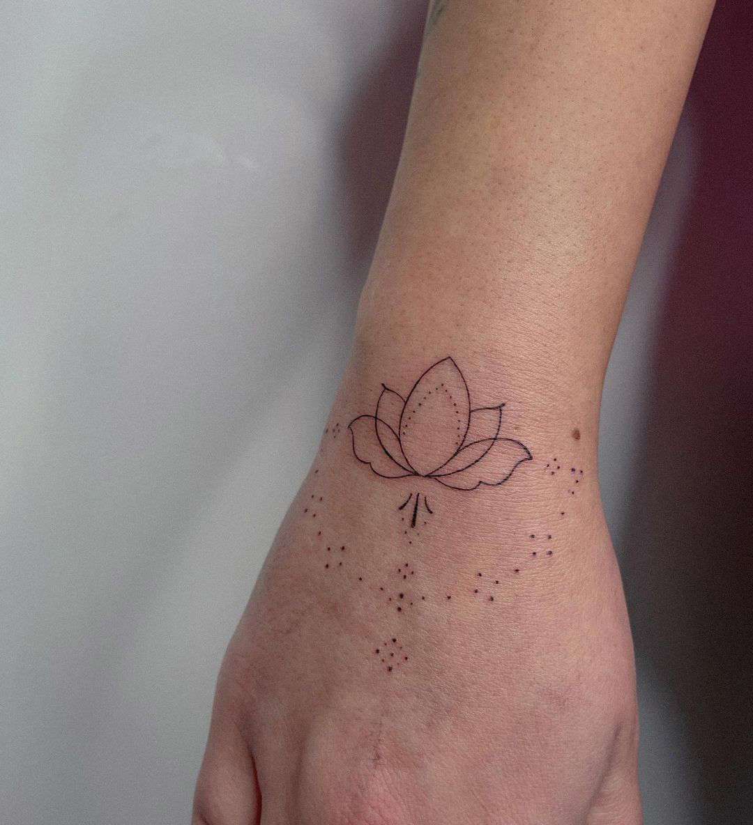 Flor de loto tatuaje minimalista: