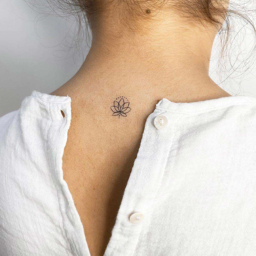 Flor de loto tatuaje minimalista