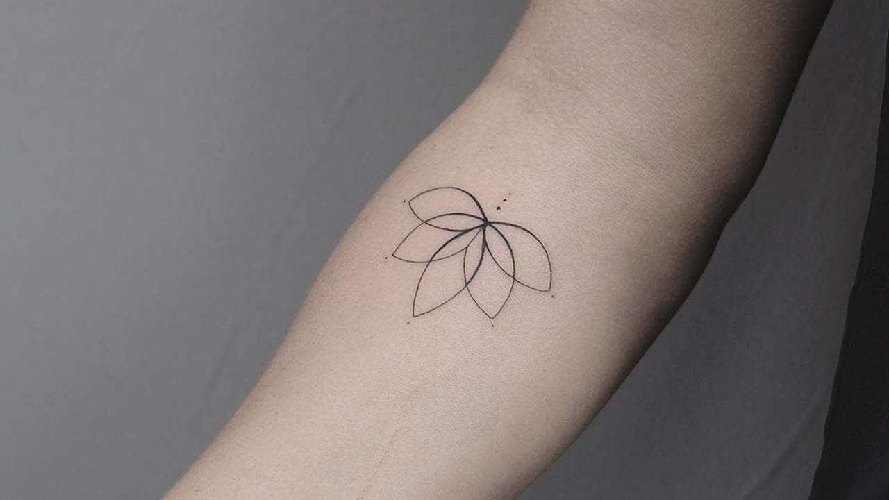 Flor de loto tatuaje minimalista: 15 ideas de inspiración 