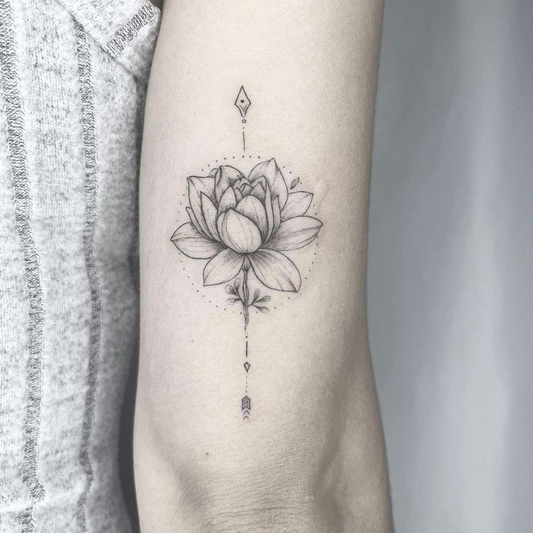 Flor de loto tatuaje minimalista 
