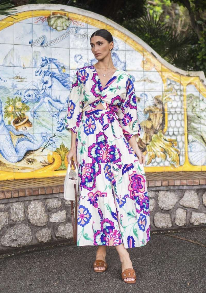 Influencer Silvia Puertas con vestido de Zara
