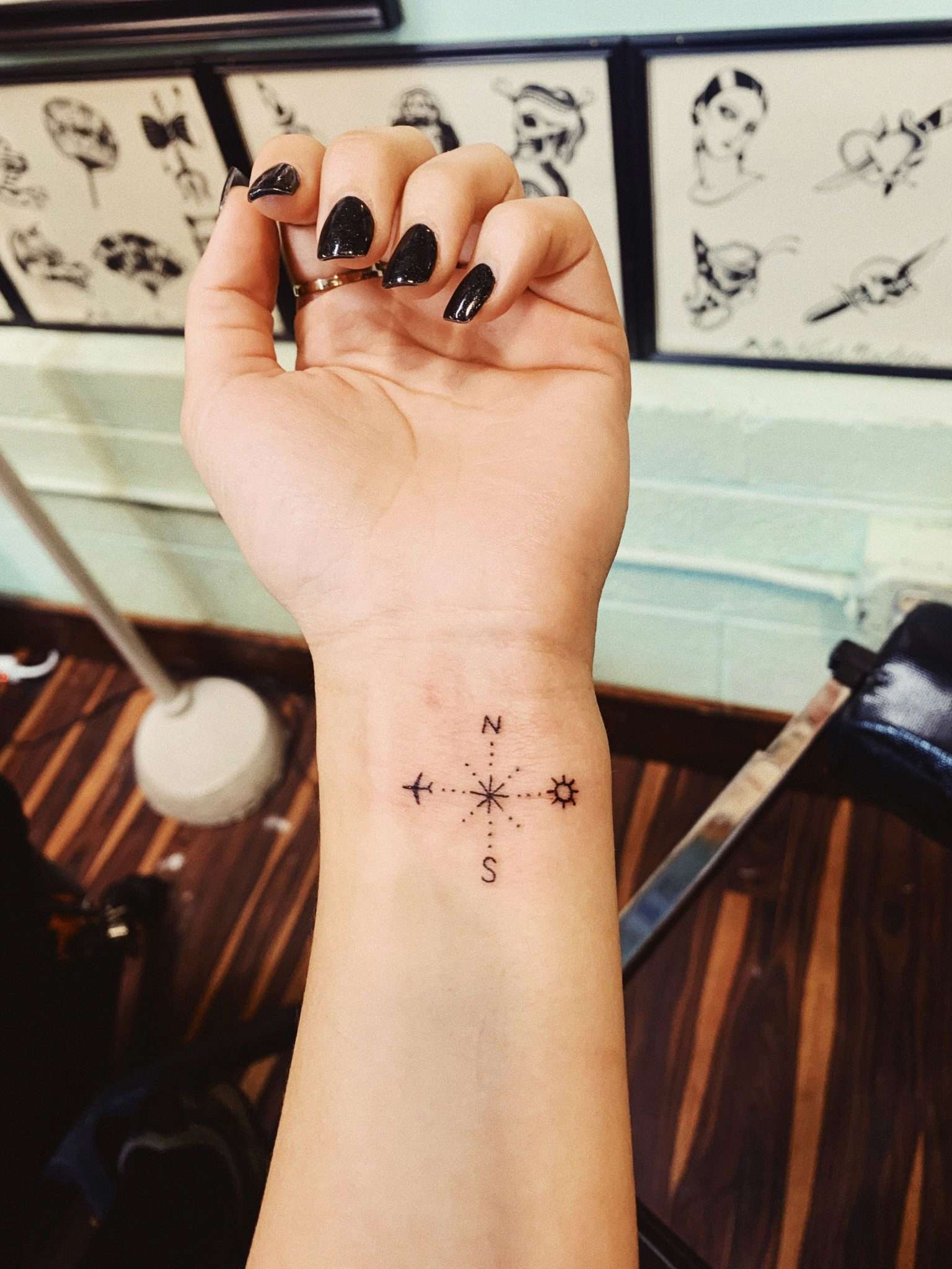 Tatuaje brújula minimalista 