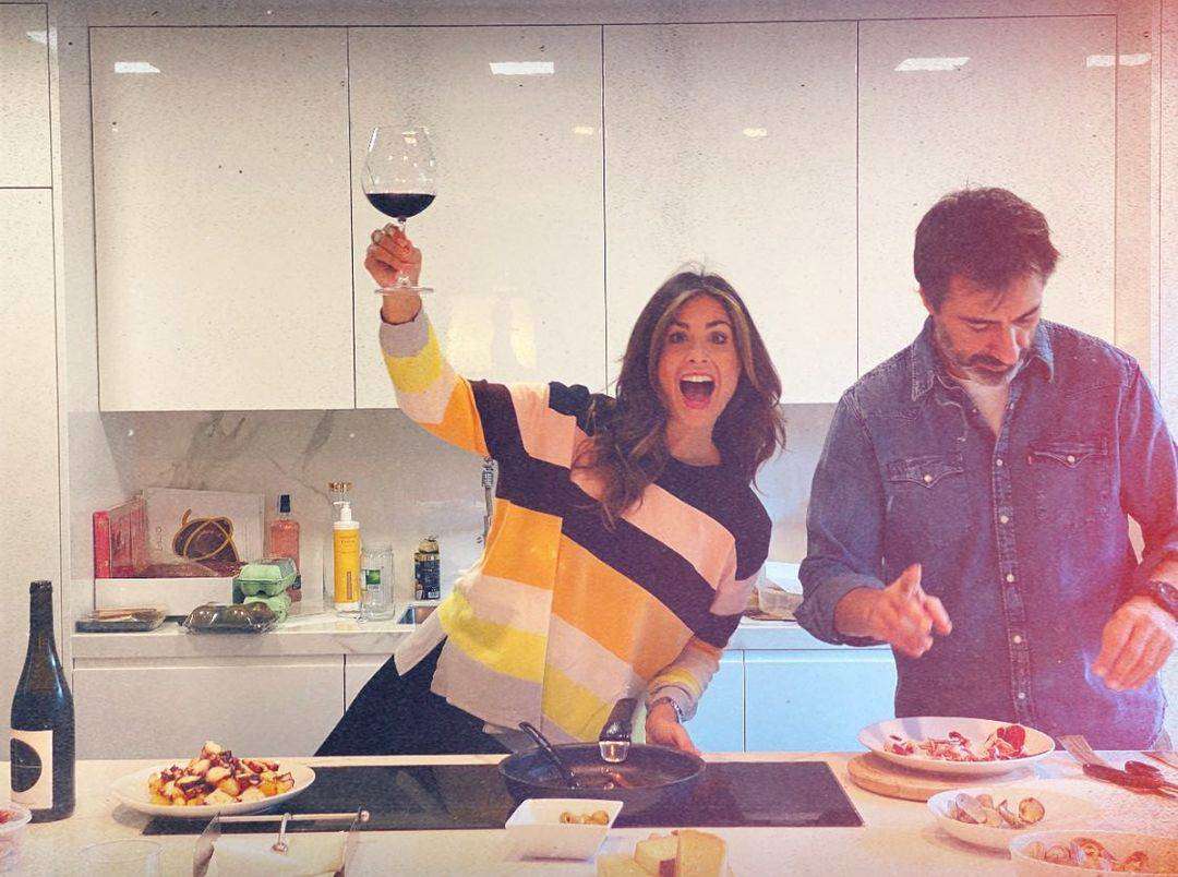 Nuria Roca y Juan Del Val en la cocina de su casa. 