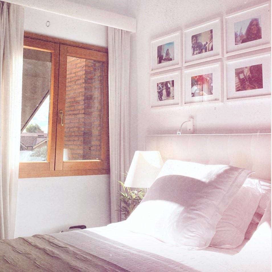 El dormitorio en tonos blancos y lleno de recuerdos de Nuria Roca. 