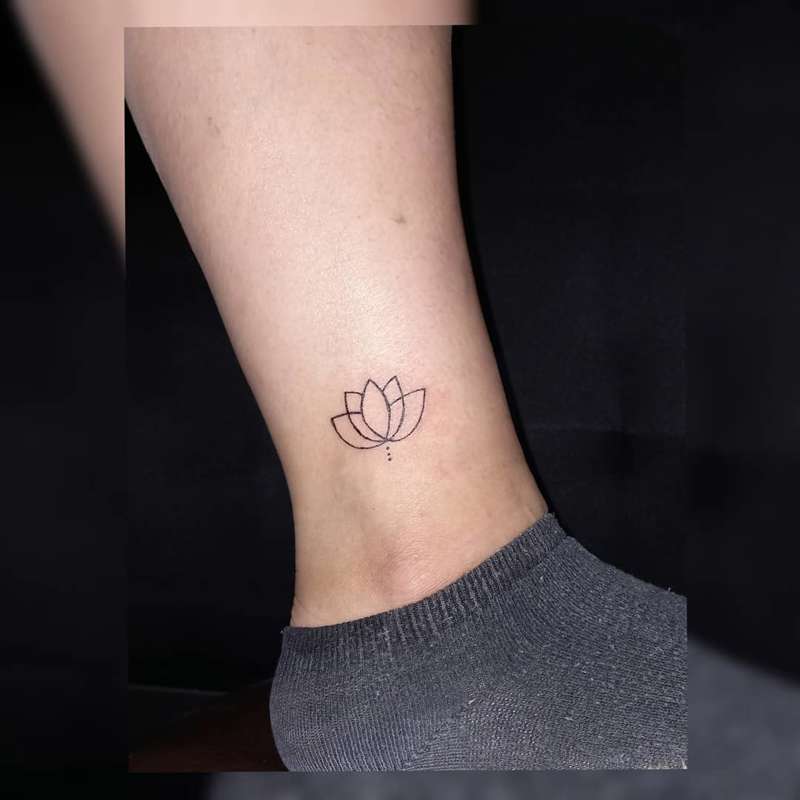 Tatuajes con significado con flor de loto: minimalista