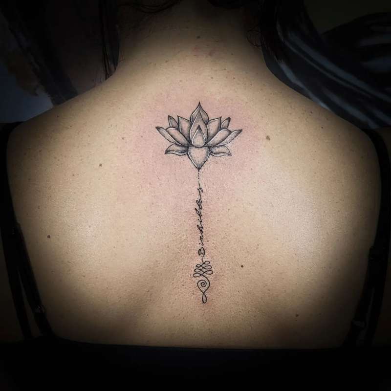 Tatuajes con significado con flor de loto: realista