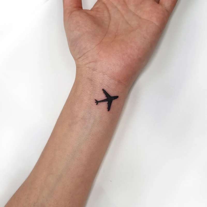 Tatuajes con significado pequeños: un avión