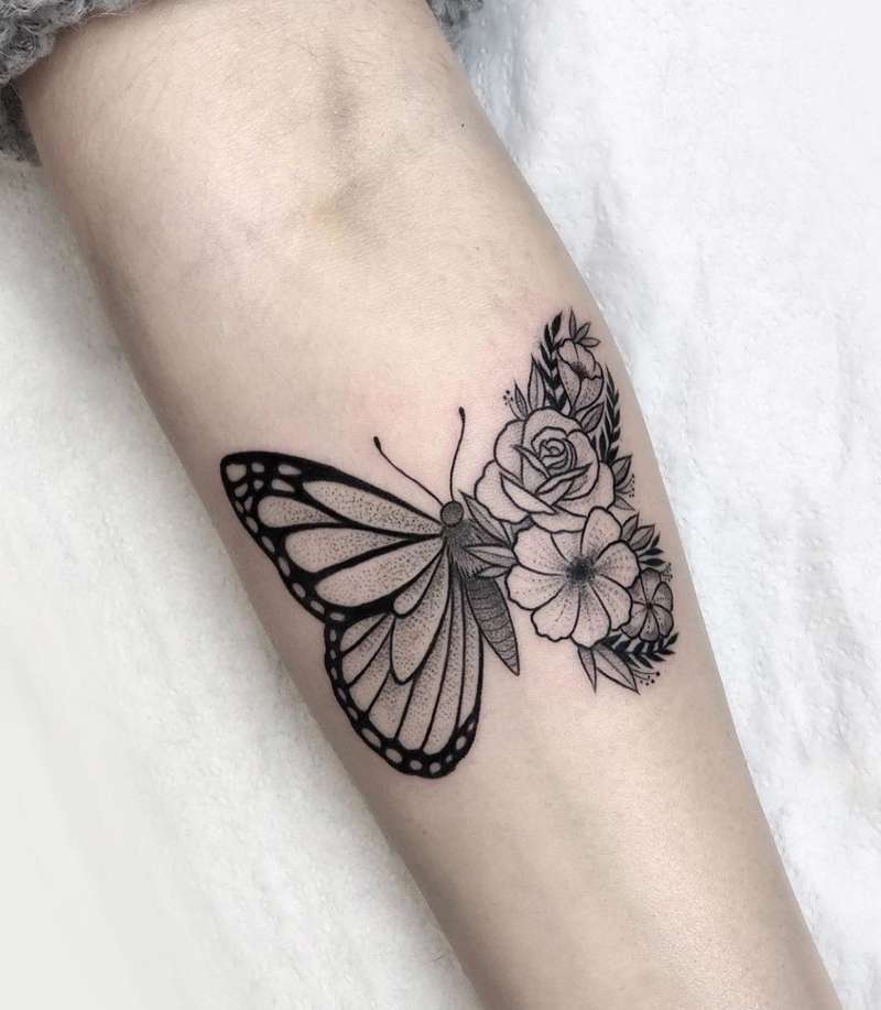Tatuajes de mariposas con significado: con flores