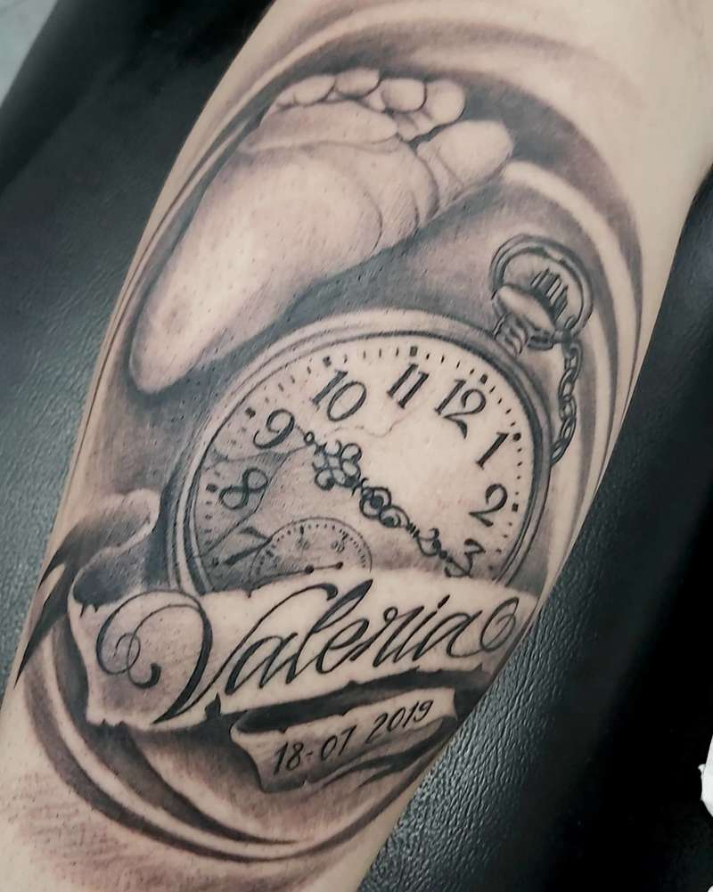 Tatuajes de relojes con significado: un nacim