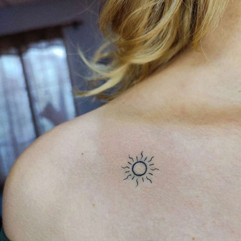 Tatuajes pequeños para mujer con significado: sol