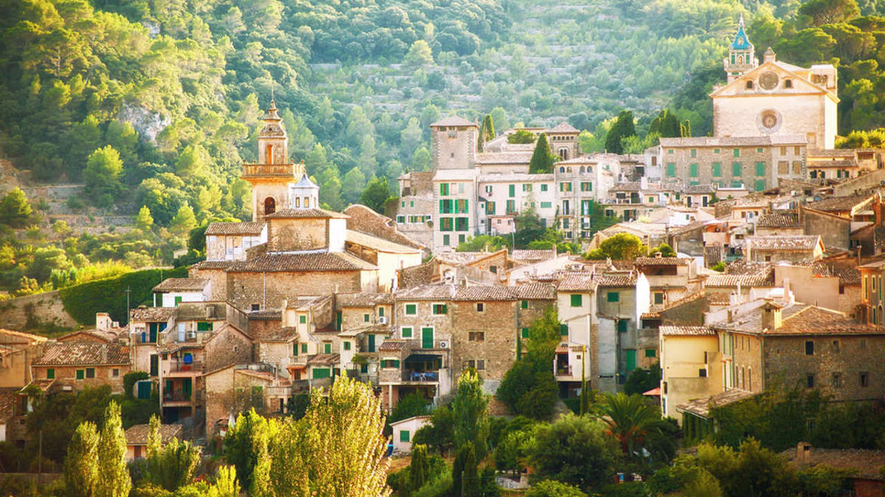 El pueblo más bonito de España para ir en junio según National Geographic está en Mallorca y rebosa encanto