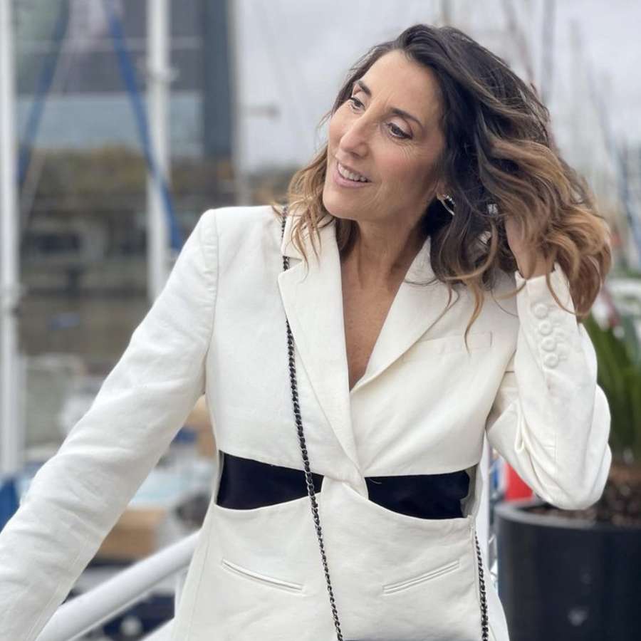 La chaqueta blanca de lino de Mango que moderniza el look básico de Paz Padilla: atrevida y elegante a los 50
