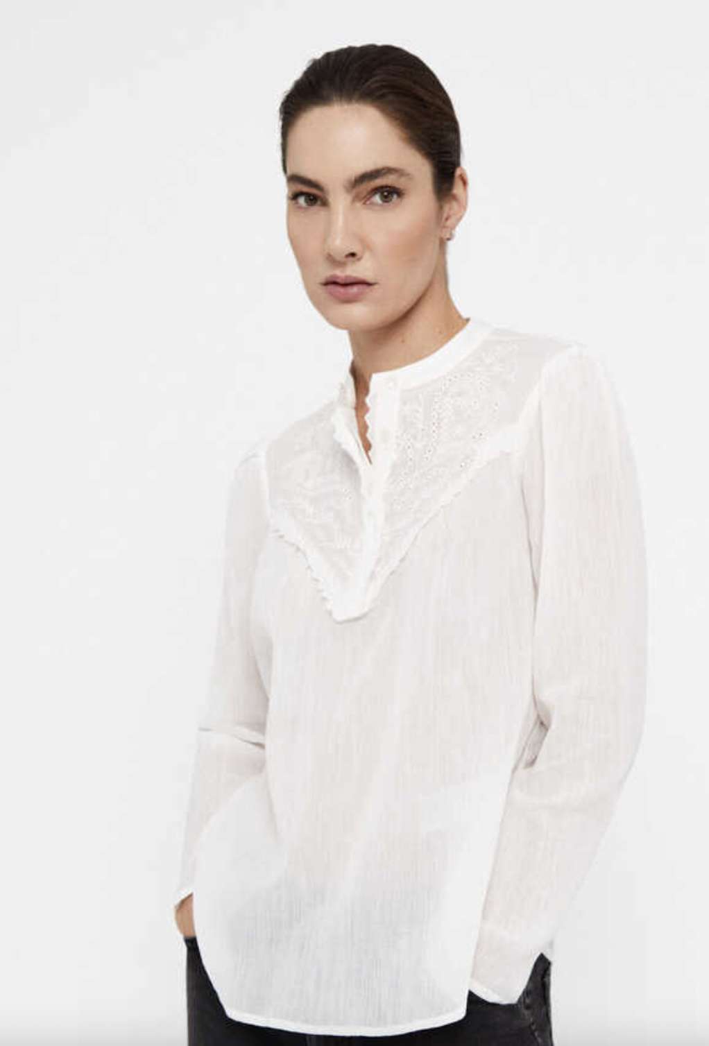 Blusa blanca con bordados
