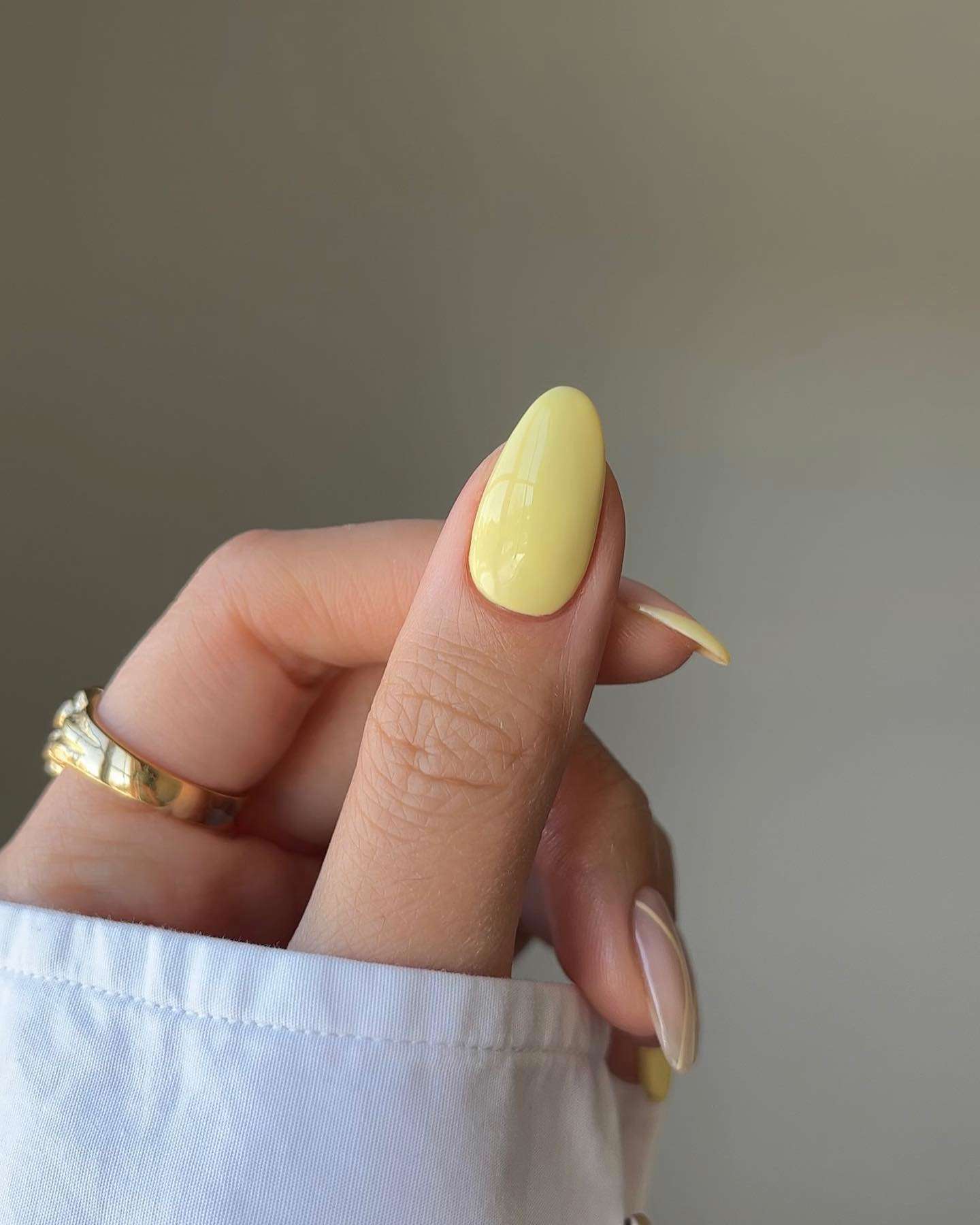 colores de uñas elegantes verano 2023: amarillo soleado