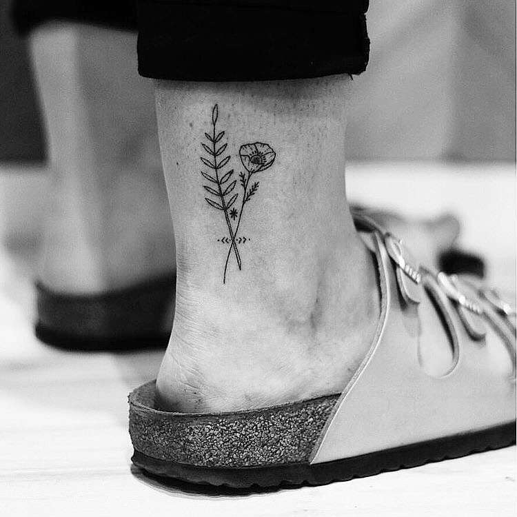 tatuaje flor minimalista: 