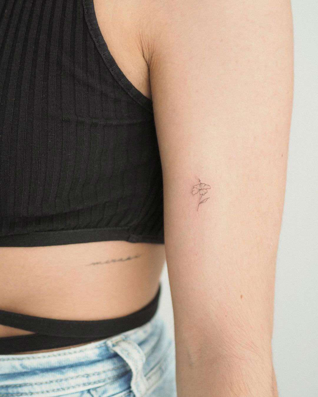 tatuaje flor minimalista: 