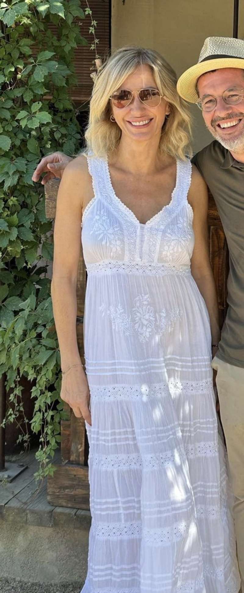 Renacimiento Lío Mañana El vestido blanco ibicenco de Susanna Griso: la tendencia +50 para ir  fresquita y elegante en la ola de calor