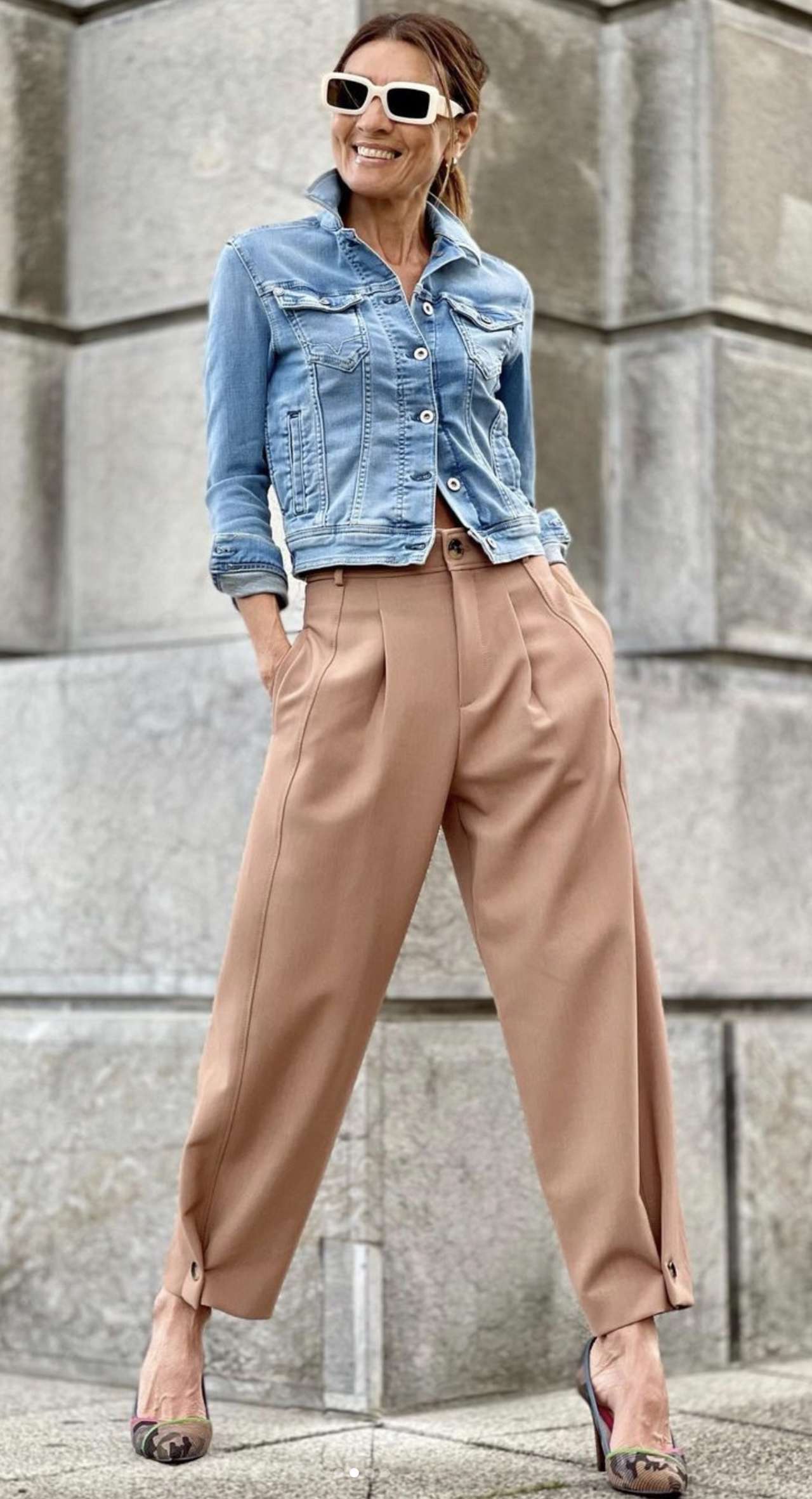 Los pantalones carrot de Zara fluidos y elegantes que las influencers +50  llevan modernas con cazadora denim