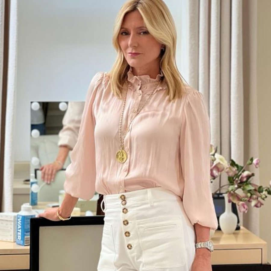 Marie Chantal arrasa con jeans blancos anchos y blusa minimal: un look de verano elegante y juvenil a los 50