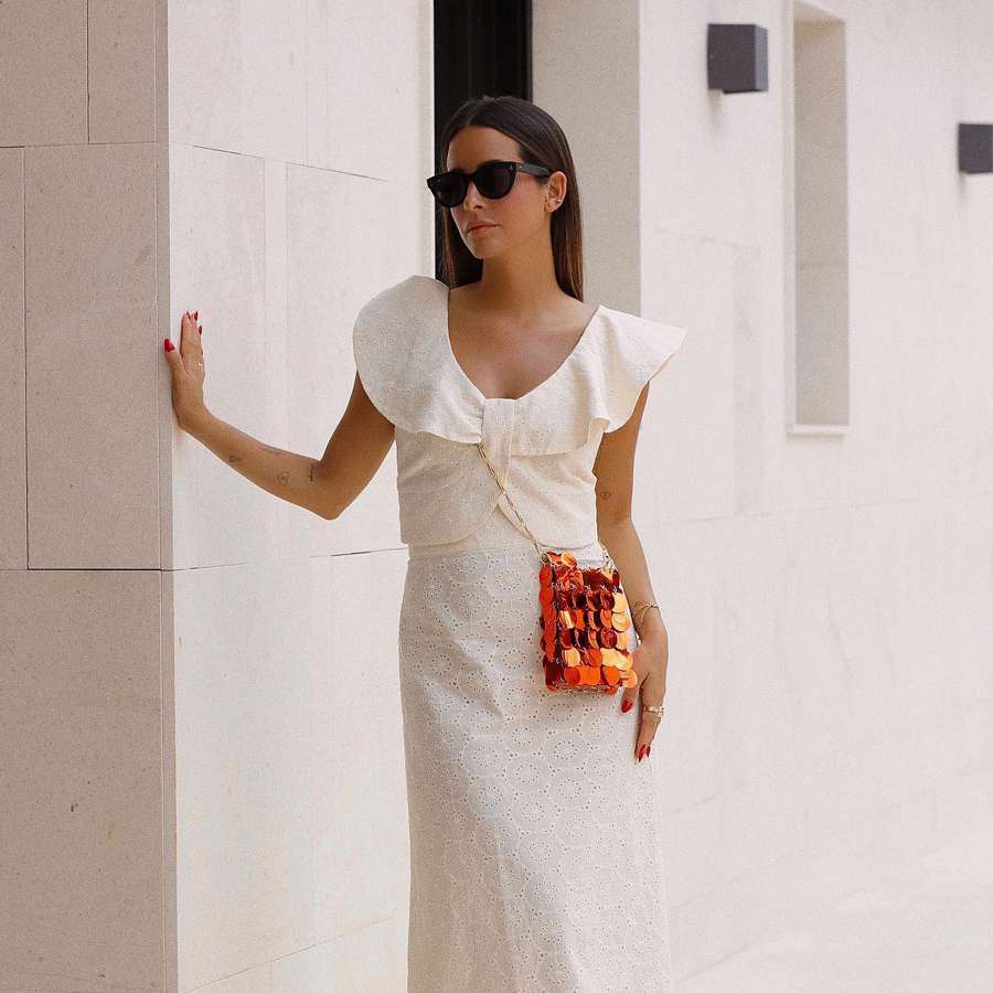 Mango Outlet está agotando el vestido blanco ibicenco más bonito del verano: midi, con bordado y por 12 euros