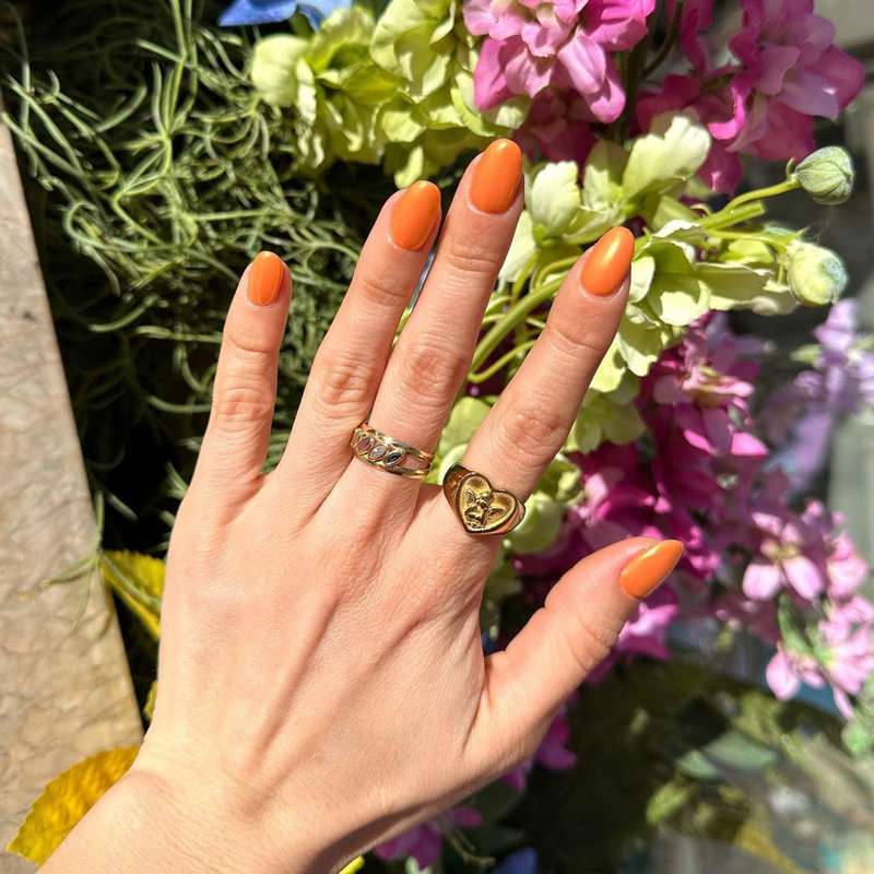 colores de uñas elegantes verano 2023: naranja vibrante