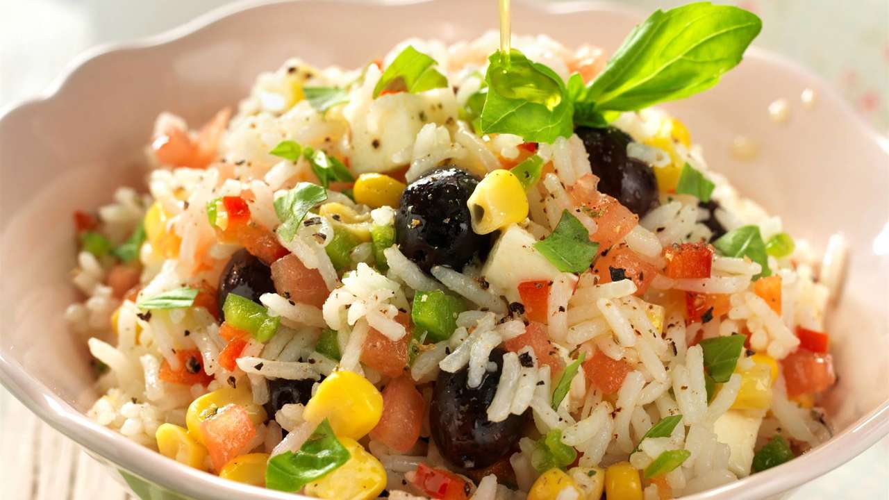 El mejor truco para que la ensalada de arroz quede deliciosa y nada apelmazada: una receta fácil y sana