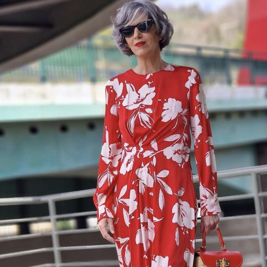 10 looks con vestido y deportivas para mujeres de 50 que quieran ir cómodas y elegantes en otoño 2023
