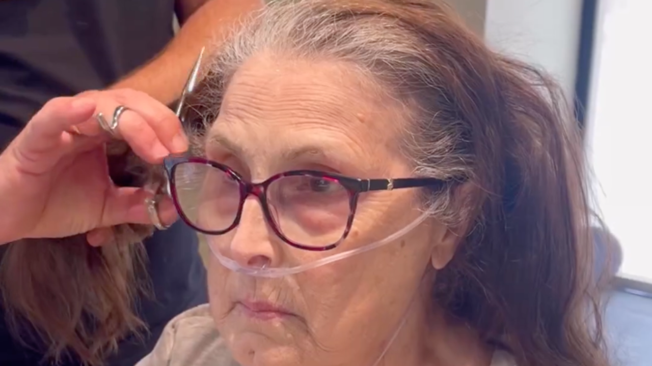 Antes y después muy emotivo: una mujer rejuvenece 20 años con el corte de pelo pixie más elegante y cómodo (VÍDEO)